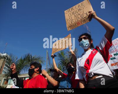 14 novembre 2020, Lima, Lima, Perù: Migliaia di manifestanti sono scesi per le strade di Lima nella seconda grande marcia nazionale per protestare contro l'impeachment all'ex presidente MartÃ­n Vizcarra. (Immagine di credito: © Carlos Garcia Granthon/ZUMA Wire) Foto Stock
