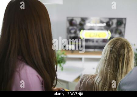 Allegro gruppo di amici che giocano insieme ai videogiochi a casa, per il tempo libero e per l'intrattenimento Foto Stock