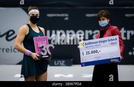 15 novembre 2020, Linz, AUSTRIA: La Bielorussia Aryna Sabalenka si posa con il trofeo delle campionesse del torneo internazionale di tennis femminile dell'alta Austria 2020 WTA (immagine di credito: © Rob Prange/AFP7 via ZUMA Wire) Foto Stock