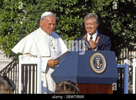 6 ottobre 1979, Washington, District of Columbia, USA: Sabato 6 ottobre 1979 il Presidente degli Stati Uniti JIMMY CARTER accoglie sua Santità PAPA GIOVANNI PAOLO II durante una cerimonia sul South Lawn della Casa Bianca a Washington DC (Credit Image: © Arnie Sachs - CNP/CNP via ZUMA Wire) Foto Stock