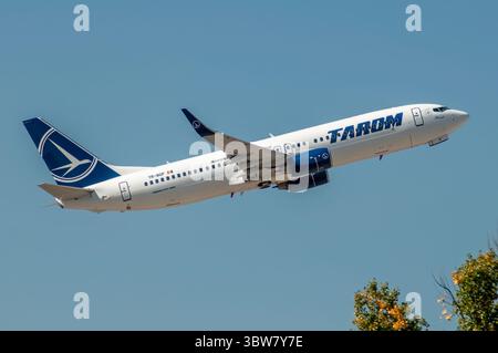 Avión de Línea Boeing 737 800 de la aerolínea rumana Tarom despegando del aeropuerto de Madrid Barajas con matrícula YR-BGP. Foto Stock