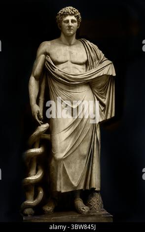 Aesculapio Dio della Medicina Musei Vaticani, Roma, Roma, Roma, Italia, Italiano, cerca immagini di scorta, vettori e video Aesculapio Musei Vaticani, Asclepio era conosciuto nella mitologia greca e romana come il dio della medicina e della guarigione, i cui poteri si estendevano non solo alla guarigione degli afflitti, ma anche al risveglio dei morti ··· la medicina delle statue dei Musei Vaticani, la fisica Aesculapio Romano Foto Stock