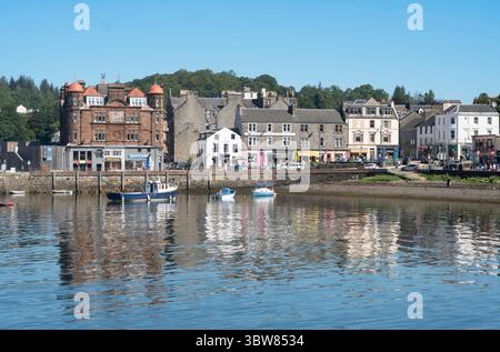 Il lungomare di Oban si riflette nel mare, in Scozia, nel Regno Unito Foto Stock