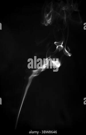 Primo piano di fumo bianco su sfondo nero. Concetto astratto e texture Foto Stock