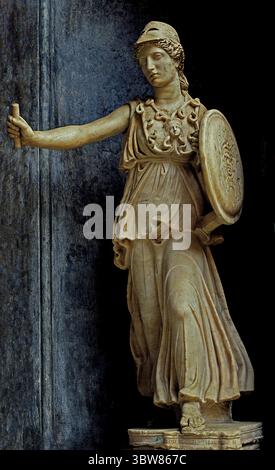 Athene Athena Minerva, Musei Vaticani greci, Roma, Roma, Roma, Italia, Italiano, ( Atena, nella religione greca, protettrice della città, dea della guerra, artigianato, e ragione pratica, identificata dai Romani con Minerva. Era essenzialmente urbana e civilizzata, l'antitesi sotto molti aspetti di Artemide, dea dell'aria aperta. Atena era probabilmente una dea pre-ellenica e fu in seguito conquistata dai Greci. Eppure l'economia greca, a differenza di quella dei minoici, era in gran parte militare, così che Atena, pur mantenendo le sue precedenti funzioni domestiche, divenne una dea della guerra. Foto Stock