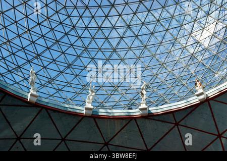 Cupola geodetica e sculture, Teatro-Museo Dalí, Figueres, Spagna Foto Stock