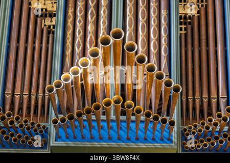 Organo a canne di Metzler Orgelbau nella chiesa protestante di Grossmunster (Gran Minster) nella città di Zurigo, Svizzera. Foto Stock