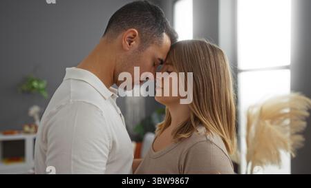 La coppia si è innamorata dell'accogliente soggiorno dell'appartamento, catturando un rapporto sentimentale tra uomo e donna in un caldo arredamento interno che mi ha migliorato Foto Stock