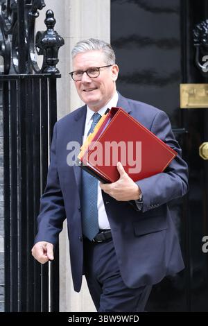 Londra, Regno Unito. 16 luglio 2025. LONDRA, INGHILTERRA - 16 LUGLIO: Il primo ministro Keir Starmer lascia il 10 Downing Street per partecipare alle domande del primo ministro il 16 luglio 2025 a Londra, Inghilterra. Oggi sarà l'ultima sessione dei PMQ prima che il Parlamento si alzi per la pausa estiva il 22 luglio.CAP/GOL © GOL/Capital Pictures Credit: Capital Pictures/Alamy Live News Foto Stock