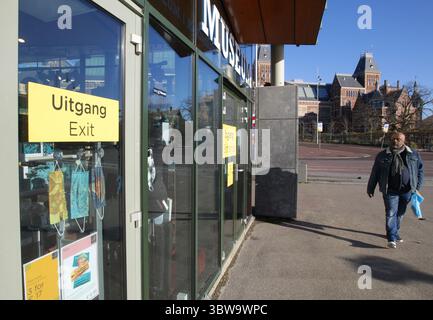 18 novembre 2020, Amsterdam, Paesi Bassi: Un uomo passa davanti al negozio del Museo Van Gogh chiuso nel vuoto Museumplein in mezzo alla pandemia di Coronavirus il 18 novembre 2020 ad Amsterdam, Paesi Bassi. Il primo ministro olandese Mark Rutte ha annunciato ieri, durante una conferenza stampa, che le restrizioni imposte due settimane fa, come bar, ristoranti e terrazze, continueranno a essere chiuse, ma teatri, cinema e musei potranno riaprire nei prossimi giorni. (Immagine di credito: © Paulo Amorim/VW Pics tramite filo ZUMA) Foto Stock