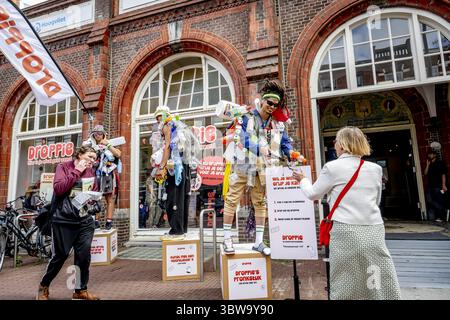 L'AIA - le persone consegnano bottiglie di plastica al negozio di riciclaggio Droppie. L'azienda paga i consumatori per i rifiuti adeguatamente separati: Tessili, rifiuti elettronici, oli, materie plastiche e lattine. Droppie vuole quindi vendere questo flusso "pulito" di rifiuti alle aziende che lavorano o riciclano rifiuti. ANP /HOLLANDSE HOOGTE /ROBIN UTRECHT paesi bassi uscita - belgio uscita Foto Stock