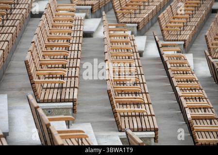 Panche di parco classiche vuote in legno senza persone in Ucraina Foto Stock