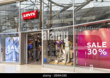 Levis Storefront presso l'O2 Arena, Londra: Iconica moda in denim ed eleganti saldi. Londra, Regno Unito, 29 giugno 2023 Foto Stock