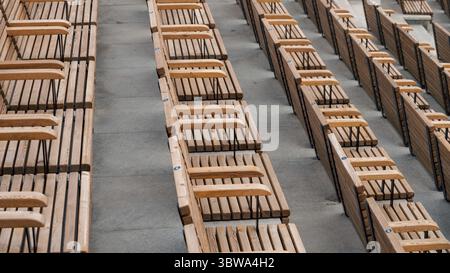 Panche di parco classiche vuote in legno senza persone in Ucraina Foto Stock
