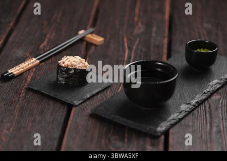 Set di sushi Gunkan Maki con diversi tipi di pesce salmone, capesante, persico, anguilla, gamberi e caviale su sfondo tavolo di legno. Menu sushi. Giapponese Foto Stock
