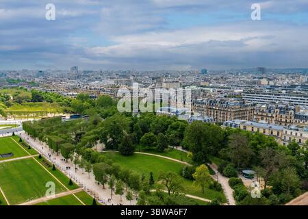 Vista a volo d'uccello del campo di Marte, un grande parco pubblico e uno spazio verde, e della città di Parigi, in Francia. Foto Stock