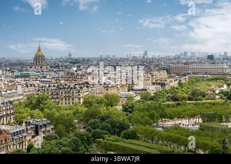 Vista panoramica della città di Parigi e Les Invalides, prominente dalla sua cupola dorata, simbolo della storia militare francese. Foto Stock