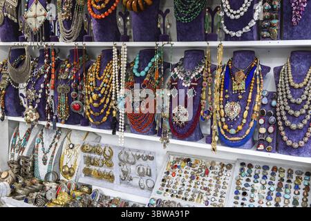 Un'incredibile esposizione di collane, orecchini e bracciali al mercato di Portobello Road. Londra, Regno Unito, 24 maggio 2023 Foto Stock
