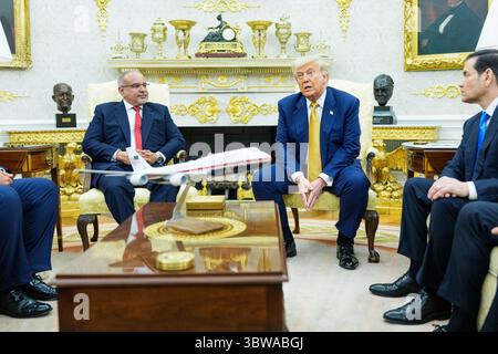 Washington, Stati Uniti. 16 luglio 2025. Il presidente Donald Trump tiene un incontro bilaterale con il principe ereditario e primo ministro del Regno del Bahrein Salman bin Hamad al Khalifa nell'Ufficio ovale della Casa Bianca a Washington DC mercoledì 16 luglio 2025. Il principe è a Washington per tenere colloqui sulle relazioni bilaterali e sul rafforzamento dei legami economici. Foto di Aaron Schwartz/UPI credito: UPI/Alamy Live News Foto Stock