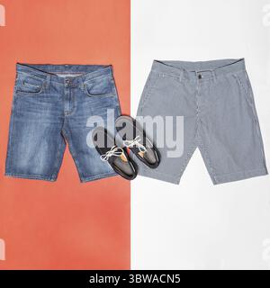 Pantaloncini uomo jeans con scarpe nere a sfondo isolato Foto Stock