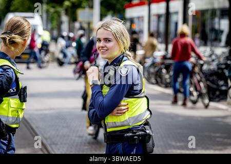 DEN HAAG - gli agenti di polizia sorvegliano i motociclisti boas in strada durante un controllo del traffico in strada . Controllano la presenza di mele sulla bicicletta , la velocità e altre violazioni del traffico nel centro dell' Aia . ANP /HOLLANDSE HOOGTE /ROBIN UTRECHT paesi bassi uscita - belgio uscita Foto Stock
