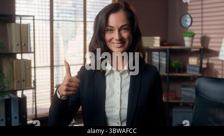 Leader donna caucasica manager di successo datore di lavoro che mostra gesti pollice su ragazza donna d'affari approvazione business idea Office indoor Foto Stock