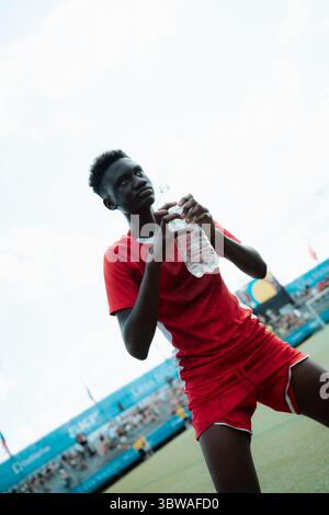 Gothenburg, Svezia. 14 luglio 2025. Gothenburg, Svezia, 14 luglio 2025 Un giocatore del diritto al sogno (Ghana, U16) si prende una pausa e si idrata durante la Gothia Cup 2025 a Gothenburg, Svezia. (Gabor Baumgarten/SPP) credito: SPP Sport Press Photo. /Alamy Live News Foto Stock