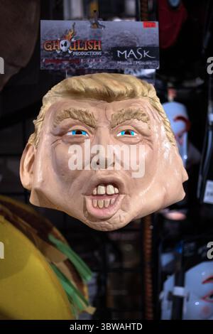 Una maschera di gomma Donald Trump di Ghoulish Productions in vendita presso il negozio di avventura di Halloween a Broadway nel Greenwich Village, Manhattan, New York. Foto Stock