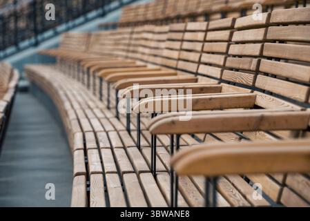 Panche di parco classiche vuote in legno senza persone in Ucraina Foto Stock