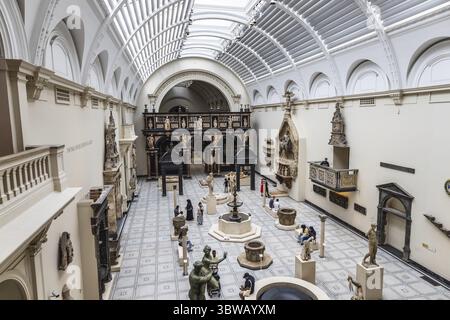 Spaziosa sala espositiva con tetto in vetro e visitatori del museo nel Victoria and Albert Museum. Londra, Regno Unito, 28 giugno 2023 Foto Stock