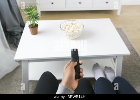 Die Fernbedienung ist auf den Fernsehbildschirm gerichtet, zur Steuerung und Auswahl der Fernsehunterhaltung. Konzept fuer TV, Serien und Streamingdie Foto Stock