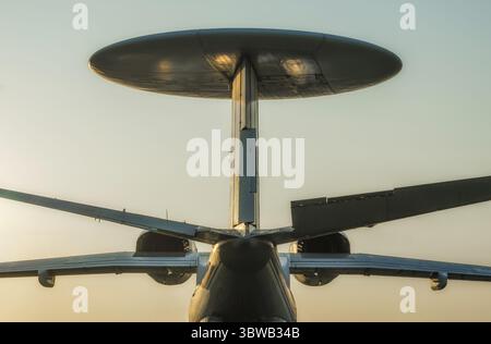 Silhouette esercito russo ricognizione grande aereo con un'antenna rotonda in isolamento Foto Stock