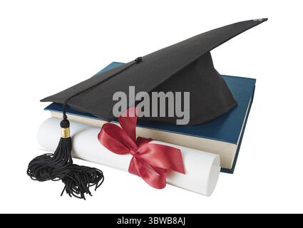 Cappello nero graduato, grande libro blu e rotolo di carta legato con nastro rosso con fiocco, isolato su sfondo bianco Foto Stock