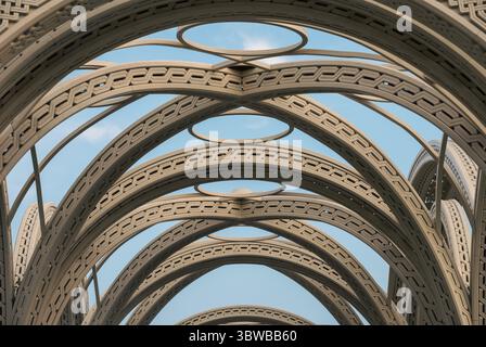 Parte di un'antica struttura in pietra e un frammento del decor classico dell'edificio, schema astratto dello sfondo architettonico Foto Stock