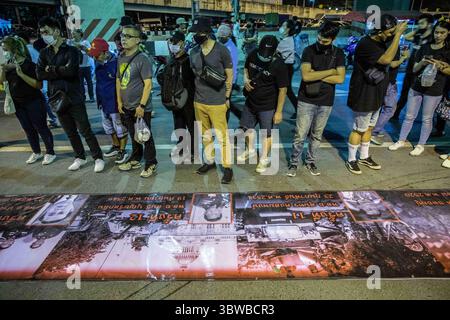 27 novembre 2020, Bangkok, Thailandia: I manifestanti pro-democrazia guardano un grande vessillo raffigurante tutti i capi dell'esercito dal primo colpo di stato durante una manifestazione anti-governativa nella capitale thailandese. Migliaia di manifestanti a favore della democrazia hanno organizzato una manifestazione chiamata â€˜Coup Proprovsal drillâ€™ all'intersezione di Lad Phrao chiedendo le dimissioni del primo ministro thailandese e la riforma della monarchia. (Immagine di credito: © Geem Drake/SOPA Images via ZUMA Wire) Foto Stock