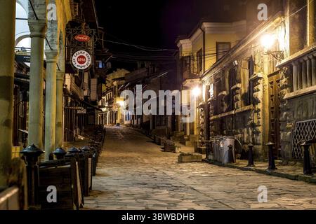 Veliko Tarnovo città, Bulgaria - 23 Marzo 2017 via pedonale di notte Foto Stock