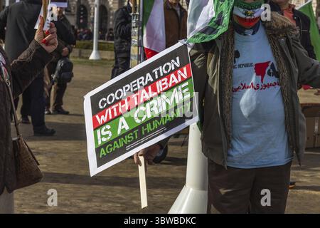 Un segnale di protesta che dichiara - la cooperazione con i talebani è un crimine - che mette in evidenza l'opposizione ai talebani. Londra, Regno Unito, 11 marzo 2023 Foto Stock