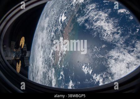 27 novembre 2020 - atmosfera terrestre - questa foto è stata scattata da una finestra sul veicolo SpaceX Crew Dragon mentre la stazione spaziale Internazionale orbitava sopra l'Oceano Atlantico appena al largo della costa del Brasile vicino alla foce del Rio delle Amazzoni. Altre due navicelle spaziali, tra cui la nave da carico Cygnus con i suoi due importanti pannelli solari a forma di cimbal, e dietro di essa, la nave dell'equipaggio Sojuz MS-17 russa con i suoi pannelli solari rettangolari, sono anch'esse ritratte ancorate al laboratorio orbitante. (Immagine di credito: © NASA/ZUMA Wire/ZUMAPRESS.com) Foto Stock