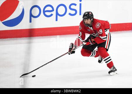 Il 1° dicembre 2020 l'attaccante dei St. Cloud State Huskies Sam Hentges (19) fa pattinare il disco sul ghiaccio durante una partita di hockey maschile NCAA D1 tra i St. Cloud State University Huskies e i Western Michigan Broncos alla Baxter Arena di Omaha ne, sede dell'NCHC ''Hub''' dove vengono giocate le prime 38 partite NCHC in condizioni sicure per proteggersi dal Covid-19. St. Cloud State ha vinto 4-3. Foto di Russell Hons/CSM(immagine di credito: &Copy; Russell Hons/CSM via ZUMA Wire) Foto Stock