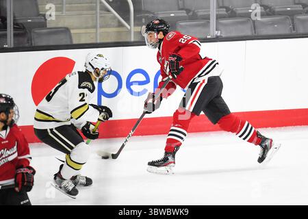 Il 1° dicembre 2020 il difensore dei St. Cloud State Huskies Nick Perbix (25) passa il puck durante una partita di hockey maschile NCAA D1 tra i St. Cloud State University Huskies e i Western Michigan Broncos alla Baxter Arena di Omaha ne, sede dell'NCHC ''Hub''' dove vengono giocate le prime 38 partite NCHC in condizioni sicure per proteggere da Covid-19. St. Cloud State ha vinto 4-3. Foto di Russell Hons/CSM(immagine di credito: &Copy; Russell Hons/CSM via ZUMA Wire) Foto Stock