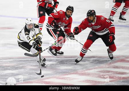 1° dicembre 2020 il difensore dei St. Cloud State Huskies ond ej Trejbal (5) solleva il bastone l'attaccante dei Western Michigan Broncos Cole Gallant (12) mentre l'attaccante dei St. Cloud State Huskies Chase Brand (27) guarda durante una partita di hockey maschile NCAA D1 tra i St. Cloud State University Huskies e i Western Michigan Broncos presso l'arena Baxter di Omaha ne, sede dell'NCHC ''Hub', dove i primi 38 partite di protezione dal Cod-19. St. Cloud State ha vinto 4-3. Foto di Russell Hons/CSM(immagine di credito: &Copy; Russell Hons/CSM via ZUMA Wire) Foto Stock