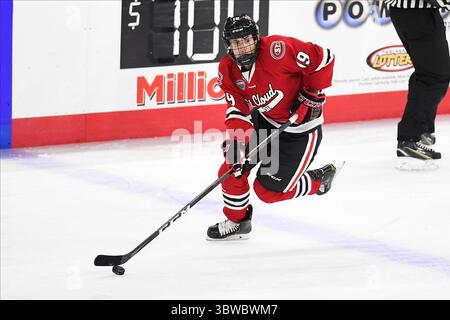 Il 1° dicembre 2020 l'attaccante dei St. Cloud State Huskies Sam Hentges (19) fa pattinare il disco sul ghiaccio durante una partita di hockey maschile NCAA D1 tra i St. Cloud State University Huskies e i Western Michigan Broncos alla Baxter Arena di Omaha ne, sede dell'NCHC ''Hub''' dove vengono giocate le prime 38 partite NCHC in condizioni sicure per proteggersi dal Covid-19. St. Cloud State ha vinto 4-3. Foto di Russell Hons/CSM(immagine di credito: &Copy; Russell Hons/CSM via ZUMA Wire) Foto Stock