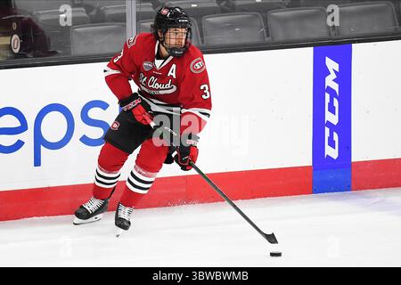 1° dicembre 2020 il difensore dei St. Cloud State Huskies Seamus Donohue (3) pattina con il puck durante una partita di hockey maschile NCAA D1 tra i St. Cloud State University Huskies e i Western Michigan Broncos presso la Baxter Arena di Omaha ne, sede dell'NCHC ''Hub''' dove vengono giocate le prime 38 partite NCHC in condizioni sicure per proteggere da Covid-19. St. Cloud State ha vinto 4-3. Foto di Russell Hons/CSM(immagine di credito: &Copy; Russell Hons/CSM via ZUMA Wire) Foto Stock