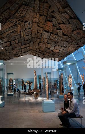 27 settembre 2009, New York, New York, USA: Metropolitan Museum of Art, New York, USA. Galleria 354, Melanesia, parte delle Arti dell'Africa, Oceania e Americhe. Le isole dell'Oceano Pacifico comprendono quasi 1.800 culture distinte e centinaia di tradizioni artistiche in un'area che copre oltre un terzo della superficie terrestre. Le gallerie d'arte oceanica sono suddivise geograficamente in sezioni: Polinesia e Micronesia (Galleria 353); Melanesia (suddivisa in due aree: Nuova Guinea e Isola Melanesia) e Australia (questa galleria); e Isola Sud-Est Asiatico (Credit Image: © Sergi Re Foto Stock