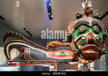 27 settembre 2009, New York, New York, USA: Yagim Mask al Metropolitan Museum of Art, New York, USA. Yagim Mask, 1920-25 Vancouver Island, British Columbia. Legno, vernice. George Walkus (kwakwaka'wakw, CA 1875-1968). Una creatura marina furtiva e aggressiva, nota come Yagim, faceva parte del drammatico ciclo di performance di Tseyka, che si è svolto durante il buio inverno, quando la vita sulla costa nord-occidentale si sposta in gran parte al chiuso (Credit Image: © Sergi Reboredo/ZUMA Wire) Foto Stock