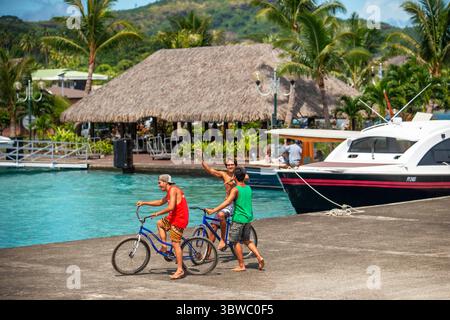 22 marzo 2015, Polinesia francese: Adolescenti locali vicino al molo di Bora Bora Vaitape, Isole della società, Polinesia francese, Pacifico meridionale. (Immagine di credito: © Sergi Reboredo/ZUMA Wire) Foto Stock