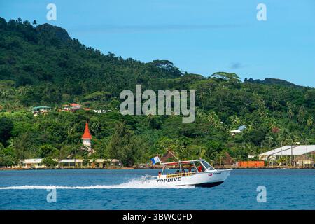 22 marzo 2015, Polinesia francese: Barca del centro di immersione in Topdive a Bora Bora Vaitape, Isole della società, Polinesia francese, Pacifico meridionale. (Immagine di credito: © Sergi Reboredo/ZUMA Wire) Foto Stock