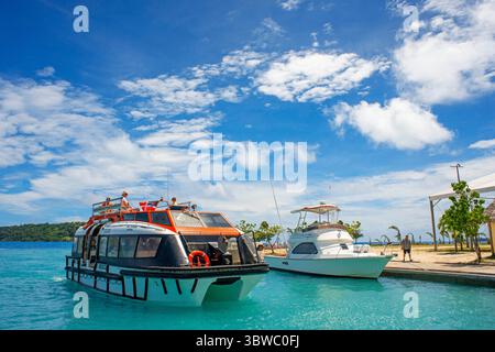 22 marzo 2015, Polinesia francese: Adolescenti che saltano in acqua vicino al molo di Bora Bora Vaitape, Isole della società, Polinesia francese, Pacifico meridionale. (Immagine di credito: © Sergi Reboredo/ZUMA Wire) Foto Stock
