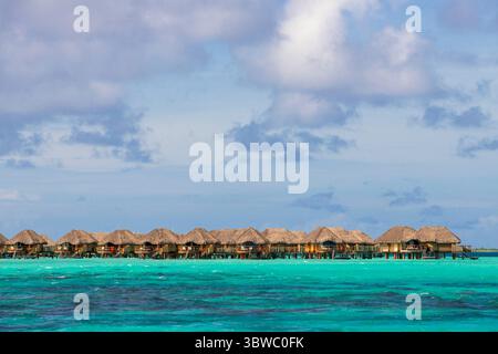 22 marzo 2015, Polinesia francese: Bungalow sull'acqua di lusso tropicale, isola di Bora Bora, vicino a Tahiti, Polinesia francese, oceano Pacifico (immagine di credito: © Sergi Reboredo/ZUMA Wire) Foto Stock