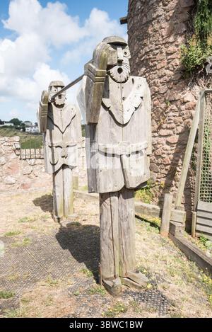 Mont Orgueil. in francese per Mount Pride, castello che si affaccia sul porto e sul molo di Gorey, queste figure in legno scolpite si vedono lì. Foto Stock